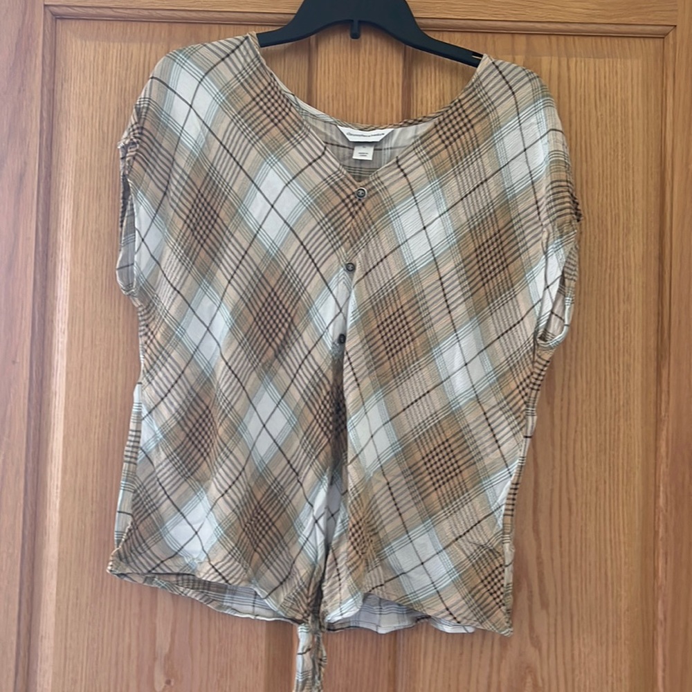 Like new plaid top with tie accent at waist.